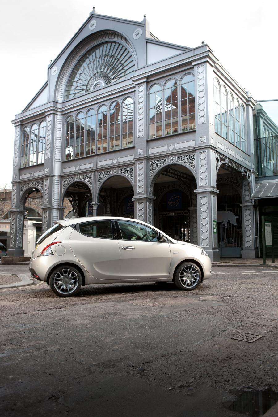  Chrysler Ypsilon 2011 года  (фото 16 из 50)